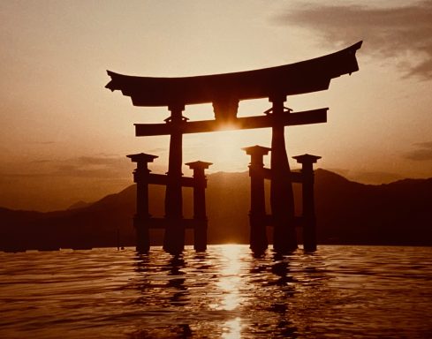 Ituskushima Shrine marks the transition from the mundane to the sacred